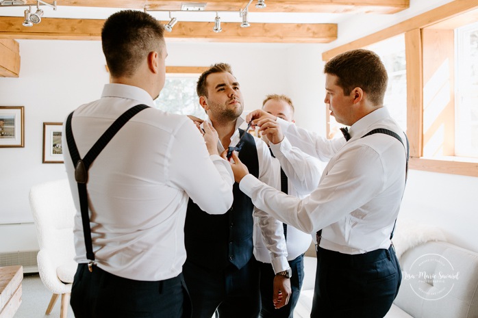 Groom getting ready with groomsmen. Photographe de mariage au Lac-Saint-Jean. Photographe mariage Saguenay. Mariage à L'Orée des Champs Saint-Nazaire.
