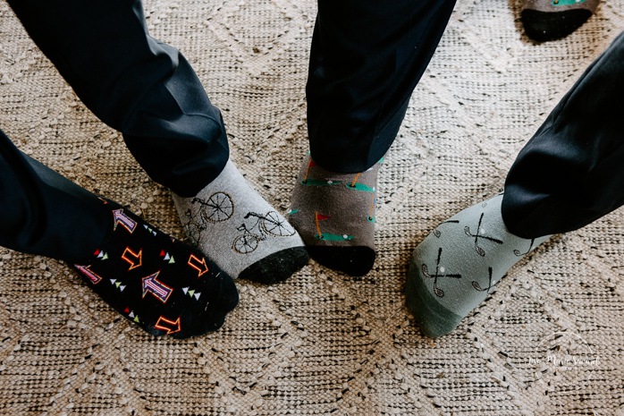 Groom and groomsmen showing funny socks. Photographe de mariage au Lac-Saint-Jean. Photographe mariage Saguenay. Mariage à L'Orée des Champs Saint-Nazaire.