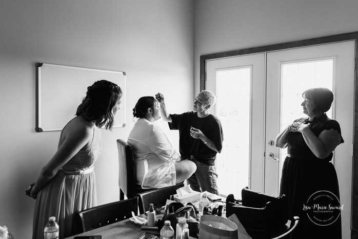 Bride getting make up done. Photographe de mariage au Lac-Saint-Jean. Photographe mariage Saguenay. Mariage à L'Orée des Champs Saint-Nazaire.