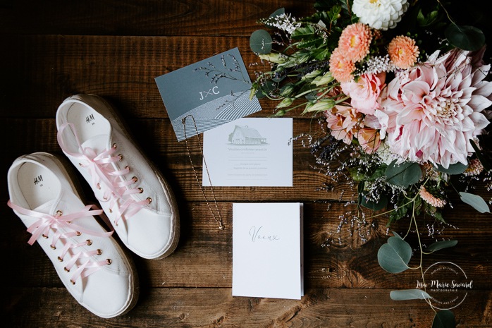 Wedding flat lay shoes invitations bouquet jewelry vow booklet. Photographe de mariage au Lac-Saint-Jean. Photographe mariage Saguenay. Mariage à L'Orée des Champs Saint-Nazaire.