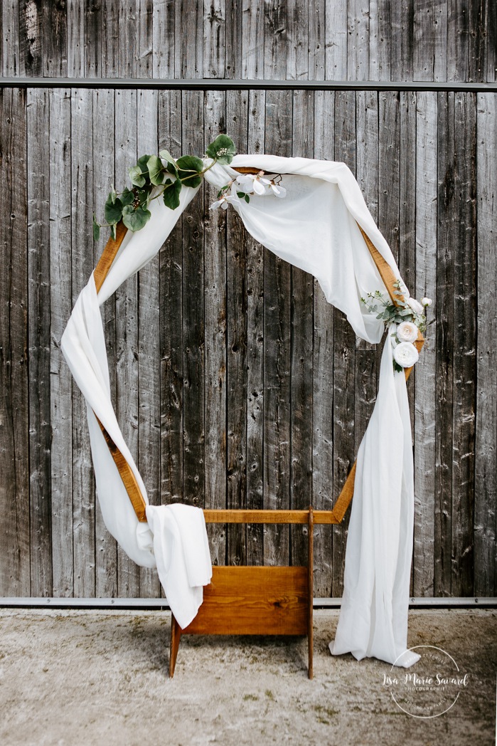 Rustic outdoor wedding ceremony decor. Photographe de mariage au Lac-Saint-Jean. Photographe mariage Saguenay. Mariage à L'Orée des Champs Saint-Nazaire.