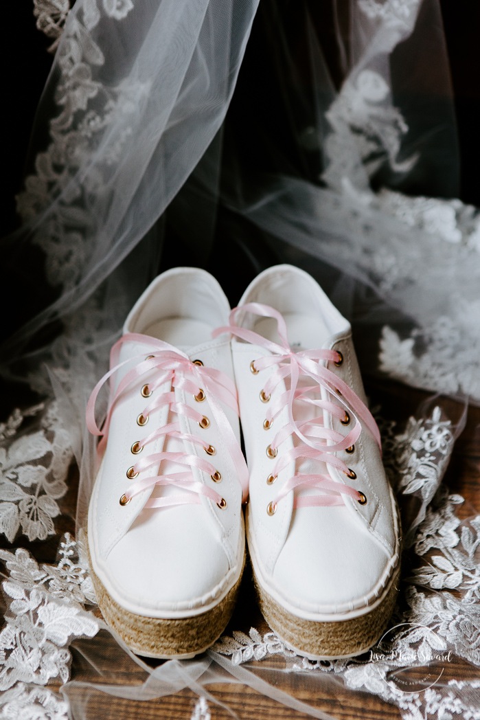 Wedding flat lay shoes and veil. Photographe de mariage au Lac-Saint-Jean. Photographe mariage Saguenay. Mariage à L'Orée des Champs Saint-Nazaire.