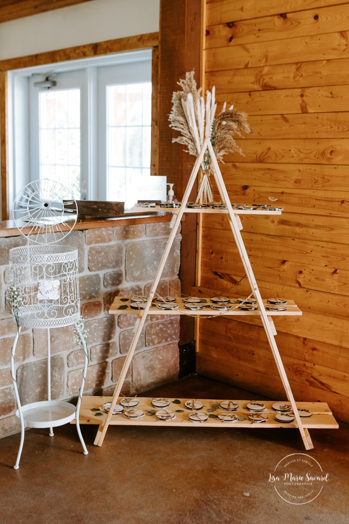 Rustic barn wedding decor. Photographe de mariage au Lac-Saint-Jean. Photographe mariage Saguenay. Mariage à L'Orée des Champs Saint-Nazaire.