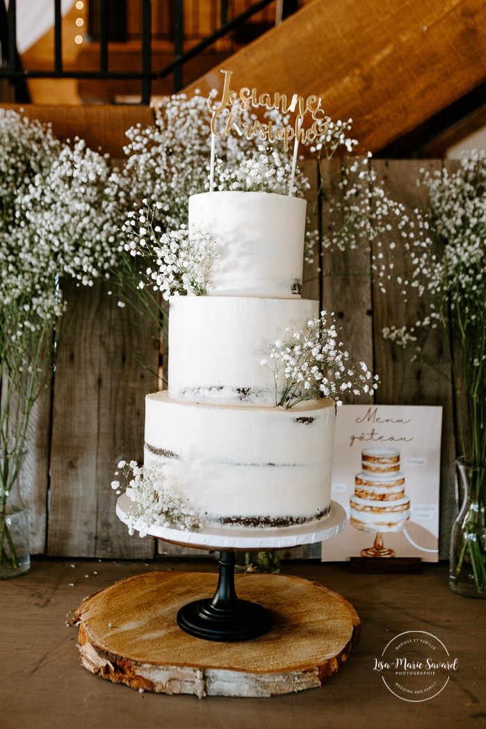 Simple three tier wedding naked cake. Rustic barn wedding decor. Photographe de mariage au Lac-Saint-Jean. Photographe mariage Saguenay. Mariage à L'Orée des Champs Saint-Nazaire.