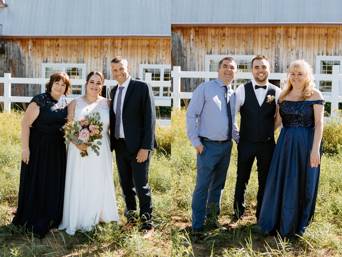 Barn wedding photos. Wedding family photos in front of barn. Photographe de mariage au Lac-Saint-Jean. Photographe mariage Saguenay. Mariage à L'Orée des Champs Saint-Nazaire.