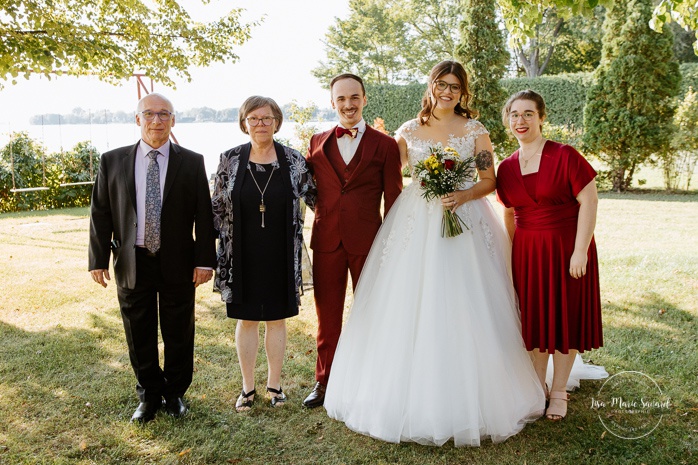 Wedding family photos in front of lake. Bridal party photos in front of lake. Mariage intime dans le Grand Montréal. Photographe mariage intime à Montréal. Photographe mariage Montréal. Montreal wedding photographer. Montreal intimate wedding photographer.