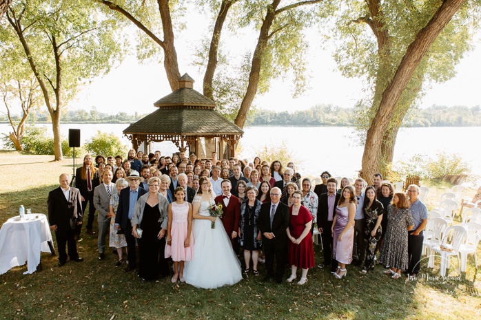 Wedding group picture of front of lake. Mariage intime dans le Grand Montréal. Photographe mariage intime à Montréal. Photographe mariage Montréal. Montreal wedding photographer. Montreal intimate wedding photographer.
