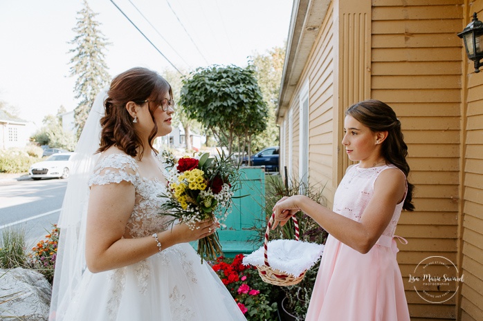 Bride chatting with flower girl before ceremony. Mariage intime dans le Grand Montréal. Photographe mariage intime à Montréal. Photographe mariage Montréal. Montreal wedding photographer. Montreal intimate wedding photographer.