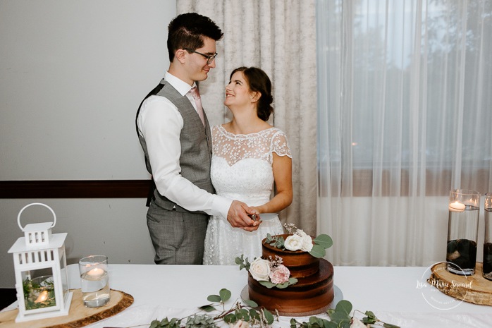 Bride and groom cutting cake. Photographe de mariage en Estrie. Photographe de mariage Cantons de l'Est. Mariage Estrimont Suites et Spa Orford.