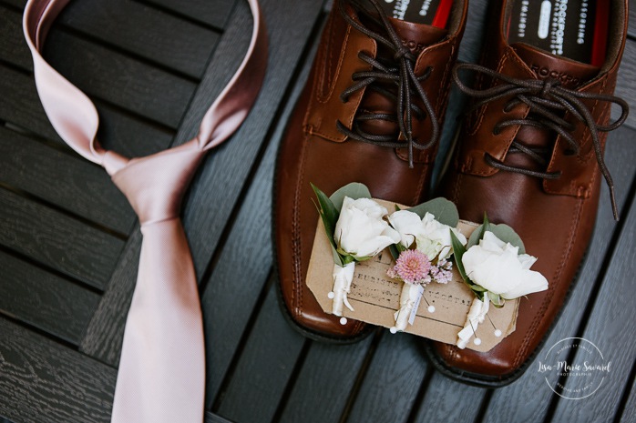 Groom flat lay shoes tie boutonnieres. Photographe de mariage en Estrie. Photographe de mariage Cantons de l'Est. Mariage Estrimont Suites et Spa Orford.