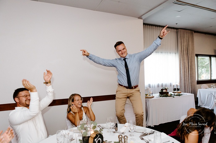Wedding guests having fun. Photographe de mariage en Estrie. Photographe de mariage Cantons de l'Est. Mariage Estrimont Suites et Spa Orford.