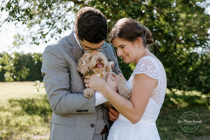 Wedding photos with small dog. Wedding photos dog. Photographe de mariage en Estrie. Photographe de mariage Cantons de l'Est. Mariage Estrimont Suites et Spa Orford.