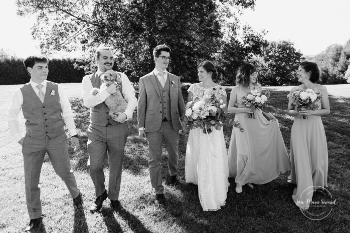 Bridal party with two bridesmaids, two groomsmen and a ring bearer dog. Photographe de mariage en Estrie. Photographe de mariage Cantons de l'Est. Mariage Estrimont Suites et Spa Orford.