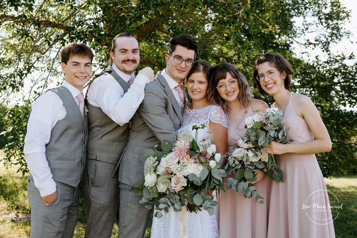 Bridal party with two bridesmaids, two groomsmen and a ring bearer dog. Photographe de mariage en Estrie. Photographe de mariage Cantons de l'Est. Mariage Estrimont Suites et Spa Orford.