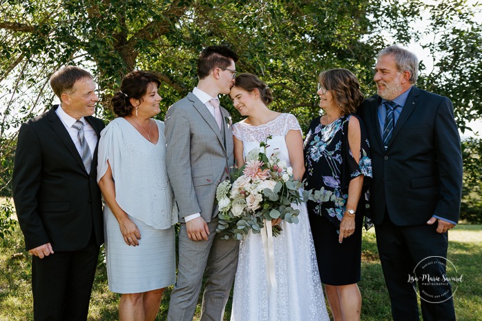 Wedding family photos with parents and sibling. Photographe de mariage en Estrie. Photographe de mariage Cantons de l'Est. Mariage Estrimont Suites et Spa Orford.