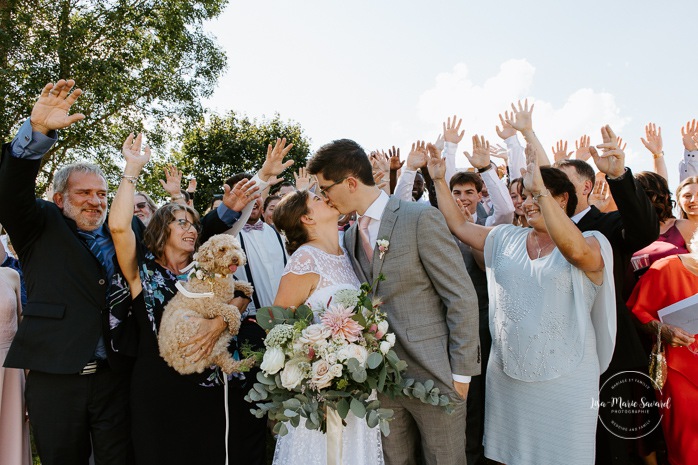 Wedding group picture with all guests. Photographe de mariage en Estrie. Photographe de mariage Cantons de l'Est. Mariage Estrimont Suites et Spa Orford.