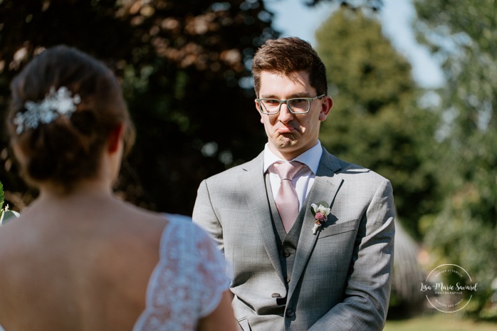 Groom emotional reaction when hearing bride's vows. Photographe de mariage en Estrie. Photographe de mariage Cantons de l'Est. Mariage Estrimont Suites et Spa Orford.
