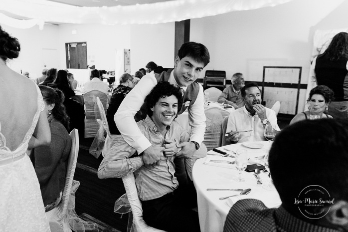 Wedding guests having fun. Photographe de mariage en Estrie. Photographe de mariage Cantons de l'Est. Mariage Estrimont Suites et Spa Orford.