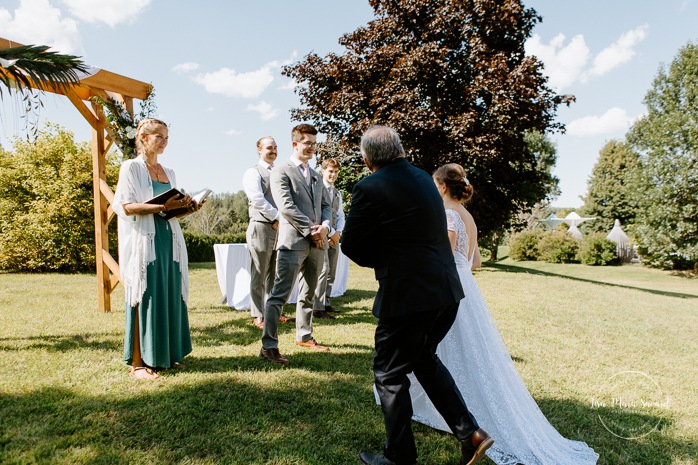 Bride walking down the aisle with father. Photographe de mariage en Estrie. Photographe de mariage Cantons de l'Est. Mariage Estrimont Suites et Spa Orford.