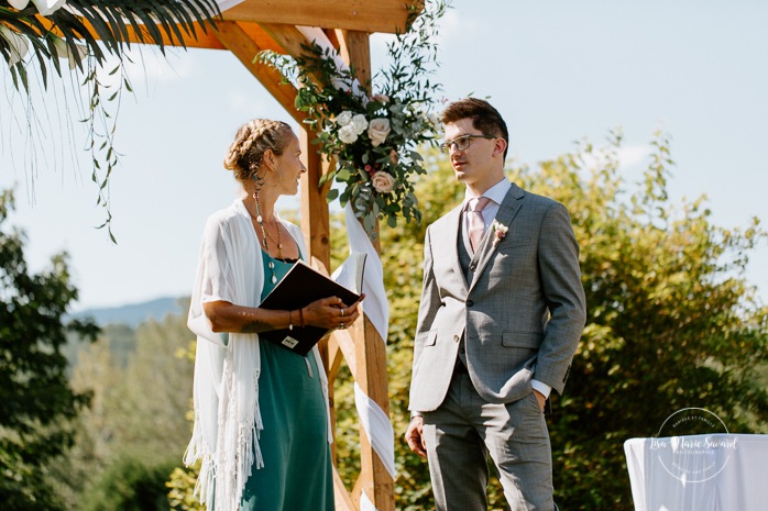 Intimate outdoor ceremony. Photographe de mariage en Estrie. Photographe de mariage Cantons de l'Est. Mariage Estrimont Suites et Spa Orford.