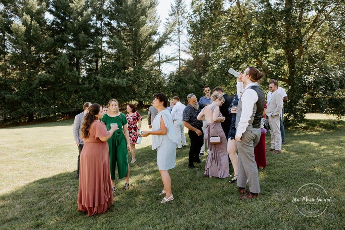 Intimate outdoor ceremony. Photographe de mariage en Estrie. Photographe de mariage Cantons de l'Est. Mariage Estrimont Suites et Spa Orford.