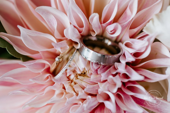 Wedding rings inside flower. Photographe de mariage en Estrie. Photographe de mariage Cantons de l'Est. Mariage Estrimont Suites et Spa Orford.