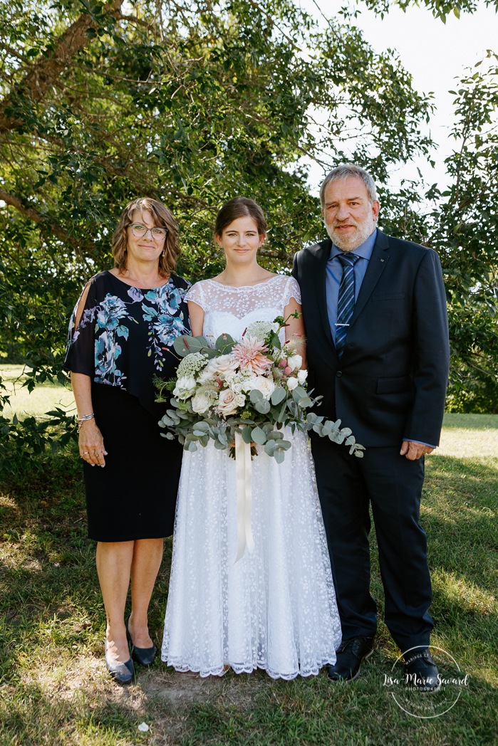 Wedding family photos with parents and sibling. Photographe de mariage en Estrie. Photographe de mariage Cantons de l'Est. Mariage Estrimont Suites et Spa Orford.