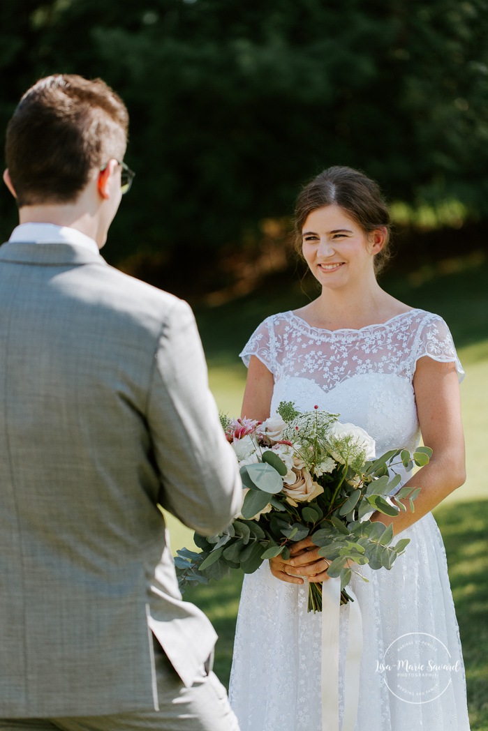 Bride emotional reaction when hearing groom's vows. Photographe de mariage en Estrie. Photographe de mariage Cantons de l'Est. Mariage Estrimont Suites et Spa Orford.
