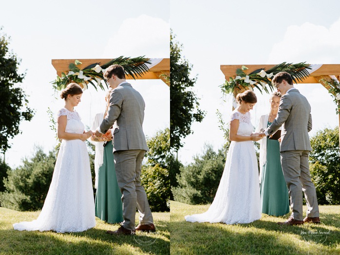 Bride and groom exchanging rings. Photographe de mariage en Estrie. Photographe de mariage Cantons de l'Est. Mariage Estrimont Suites et Spa Orford.