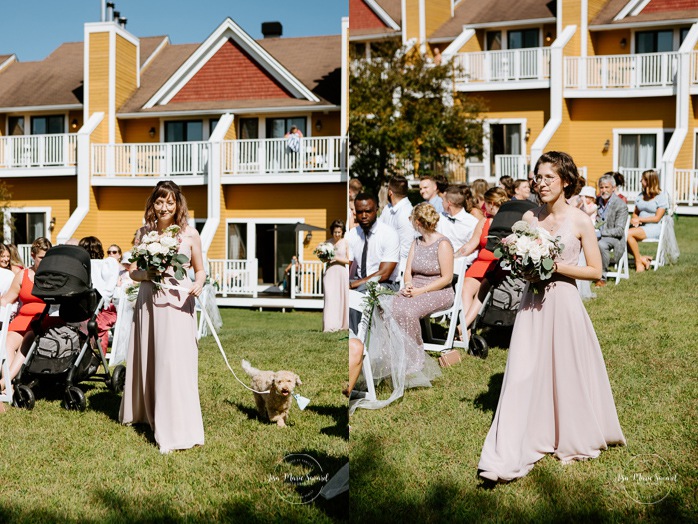 Bridesmaids walking down the aisle with dog ring bearer. Photographe de mariage en Estrie. Photographe de mariage Cantons de l'Est. Mariage Estrimont Suites et Spa Orford.