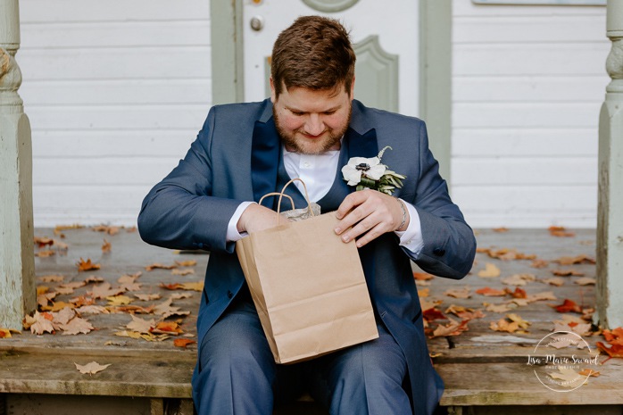 Groom opening gift from bride. Mariage au Outaouais en automne. Mariage au Château Montebello. Photographe mariage Outaouais. Outaouais wedding photographer. Montebello wedding photographer.