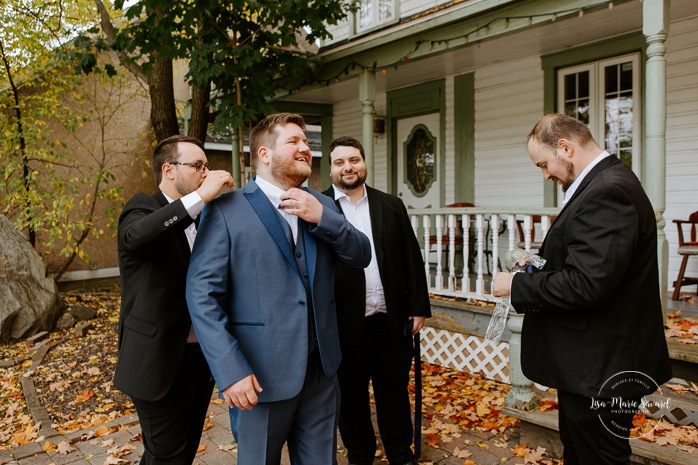Groom getting ready with groomsmen outside in fall. Mariage au Outaouais en automne. Mariage au Château Montebello. Photographe mariage Outaouais. Outaouais wedding photographer. Montebello wedding photographer.
