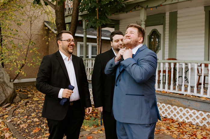 Groom getting ready with groomsmen outside in fall. Mariage au Outaouais en automne. Mariage au Château Montebello. Photographe mariage Outaouais. Outaouais wedding photographer. Montebello wedding photographer.