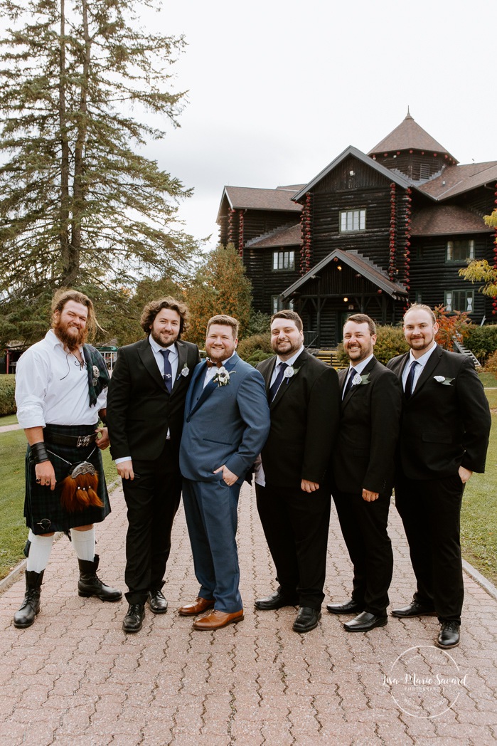 Groom and groomsmen photos in front of log cottage. Bridal party photos. Groom with five groomsmen. Mariage au Château Montebello. Fairmount Chateau Montebello wedding. Mariage au Outaouais en automne. Photographe mariage Outaouais. Outaouais wedding photographer. Montebello wedding photographer.