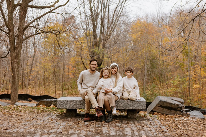Fall family photos. Fall family session with two kids. Photos de famille sur le Mont-Royal. Mont-Royal family photos. Photographe de famille à Montréal. Montreal family photographer.