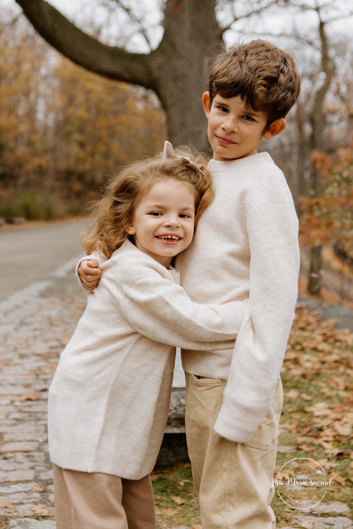 Siblings hugging. Brother and sister hugging. Fall family photos. Fall family session with two kids. Photos de famille sur le Mont-Royal. Mont-Royal family photos. Photographe de famille à Montréal. Montreal family photographer.