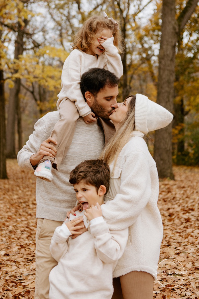 Fall family photos. Fall family session with two kids. Photos de famille sur le Mont-Royal. Mont-Royal family photos. Photographe de famille à Montréal. Montreal family photographer.