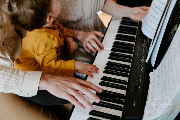 Family playing the piano together. In-home family session. Lifestyle family session with toddler. Family photos at home. Photographe de famille à Villeray. Villeray family photographer. Photographe de famille à Montréal. Montreal family photographer. Photos de famille à domicile.