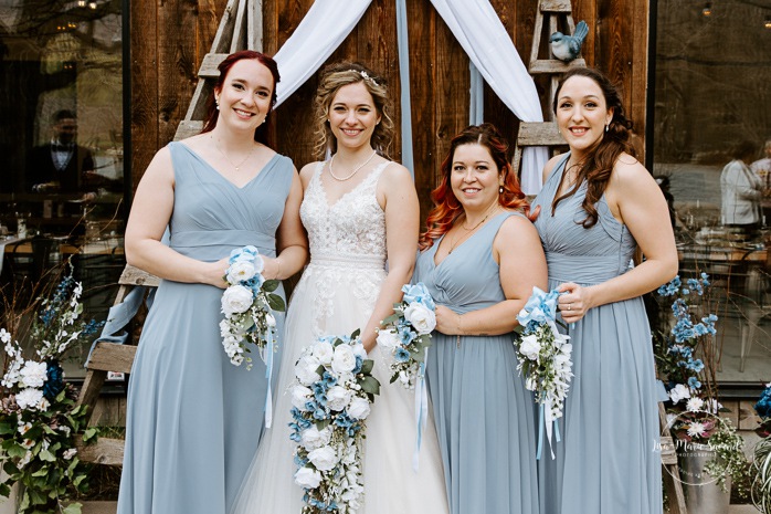 Bridal party photos in front of barn. Photographe mariage au Verger du Flanc Nord. Verger du Flanc Nord wedding photographer. Photographe mariage Montérégie. Photographe mariage Montréal. Monteregie wedding photographer. Montreal wedding photographer.