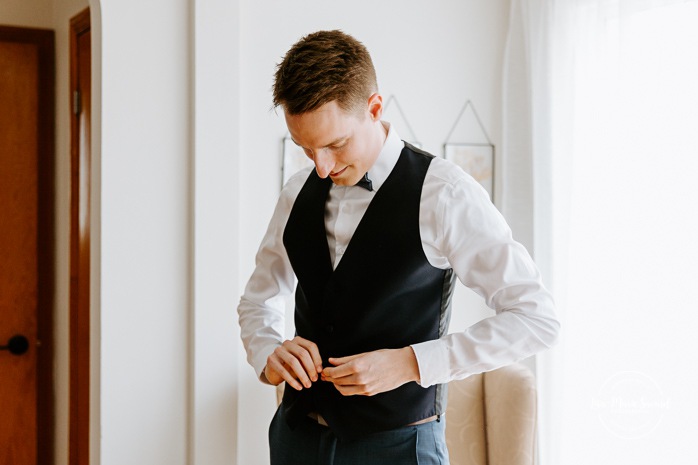 Groom getting ready with groomsmen at family home. Photographe mariage au Verger du Flanc Nord. Verger du Flanc Nord wedding photographer. Photographe mariage Montérégie. Photographe mariage Montréal. Monteregie wedding photographer. Montreal wedding photographer.