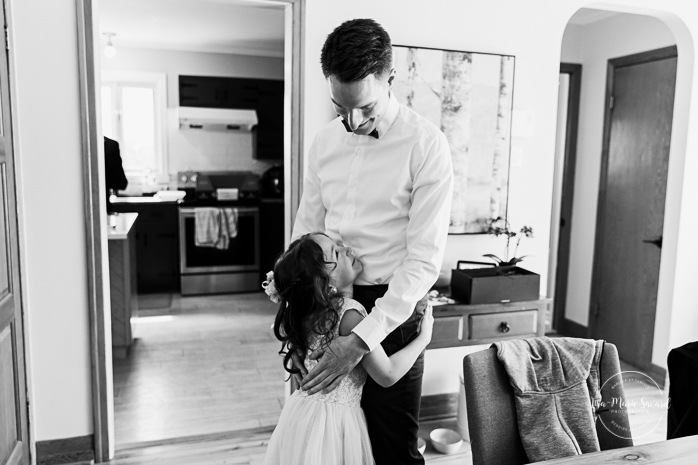 Groom getting ready with groomsmen at family home. Photographe mariage au Verger du Flanc Nord. Verger du Flanc Nord wedding photographer. Photographe mariage Montérégie. Photographe mariage Montréal. Monteregie wedding photographer. Montreal wedding photographer.