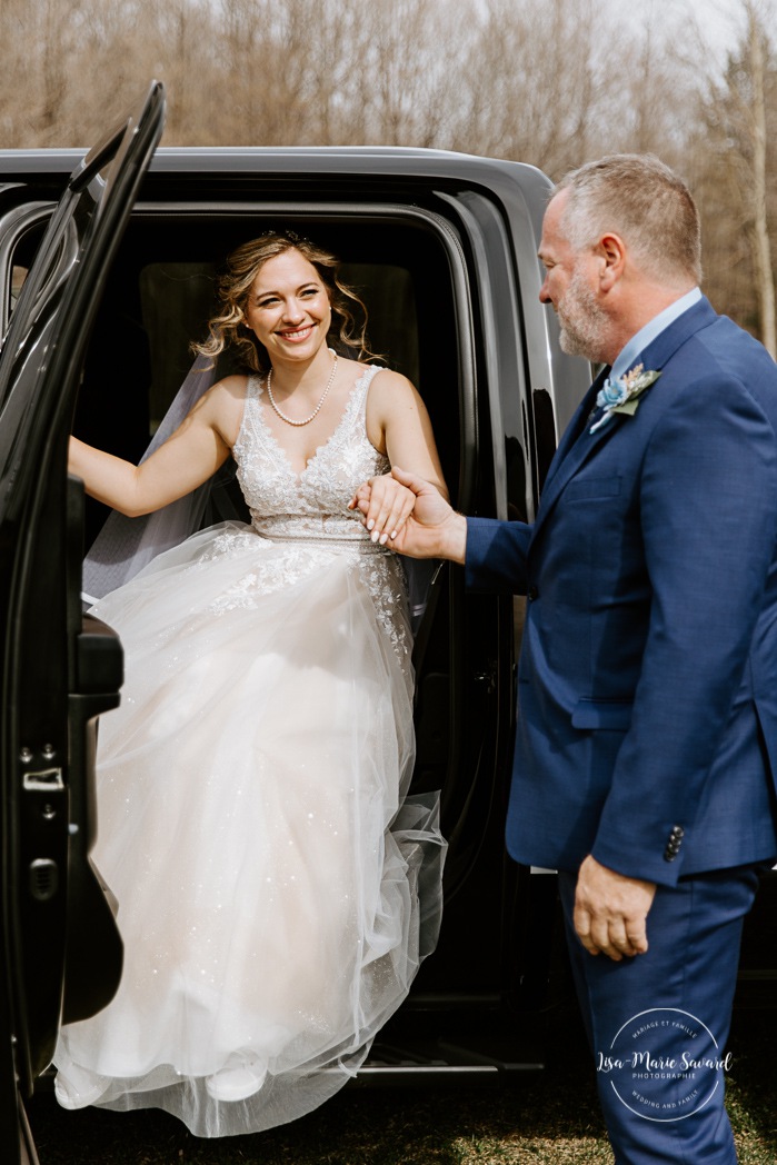 Bride exiting car with father. Photographe mariage au Verger du Flanc Nord. Verger du Flanc Nord wedding photographer. Photographe mariage Montérégie. Photographe mariage Montréal. Monteregie wedding photographer. Montreal wedding photographer.