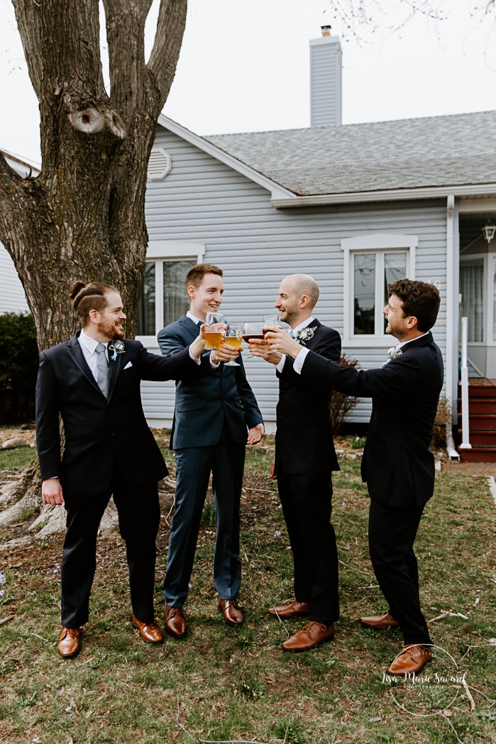 Groom and groomsmen having a drink before ceremony. Photographe mariage au Verger du Flanc Nord. Verger du Flanc Nord wedding photographer. Photographe mariage Montérégie. Photographe mariage Montréal. Monteregie wedding photographer. Montreal wedding photographer.