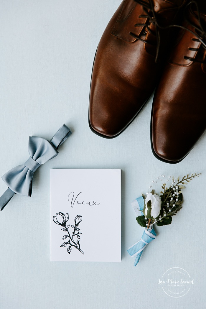 Teal wedding flat lay details groom's shoes bow tie boutonniere. Groom getting ready with groomsmen at family home. Photographe mariage au Verger du Flanc Nord. Verger du Flanc Nord wedding photographer. Photographe mariage Montérégie. Photographe mariage Montréal. Monteregie wedding photographer. Montreal wedding photographer.