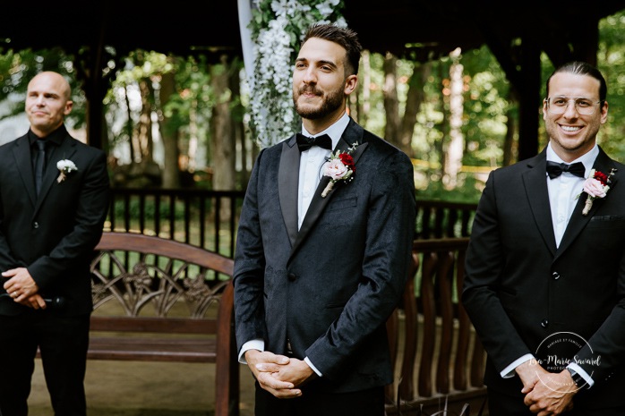 Groom's reaction when seeing bride. Groom crying during first look. Mariage à Sous le charme des Érables Cabane à sucre Constantin. Photographe de mariage Laurentides. Laurentides wedding photographer. Sugar shack wedding.