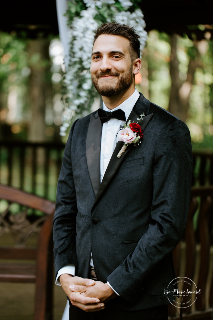 Groom's reaction when seeing bride. Groom crying during first look. Mariage à Sous le charme des Érables Cabane à sucre Constantin. Photographe de mariage Laurentides. Laurentides wedding photographer. Sugar shack wedding.