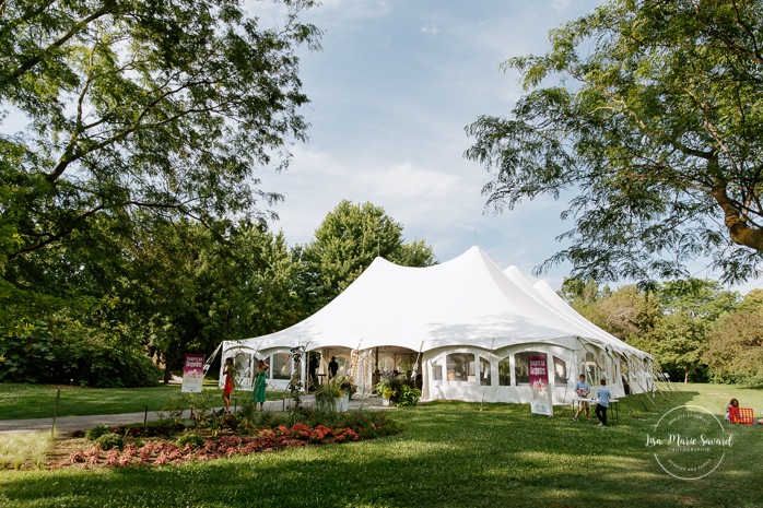 Outdoor tent wedding reception. Photographe de mariage à Saint-Hyacinthe. Photographe St-Hyacinthe. Photos de mariage au Jardin Daniel A. Séguin.