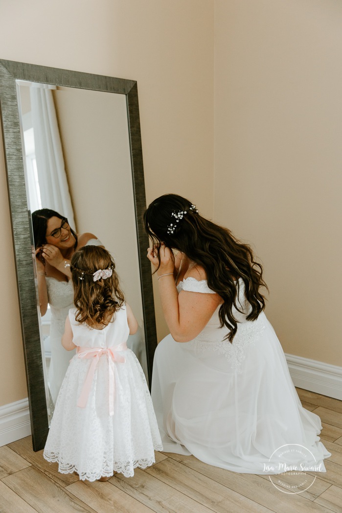 Bride getting ready with mother and daughter in bedroom. Photographe de mariage à Saint-Hyacinthe. Photographe St-Hyacinthe. Photos de mariage au Jardin Daniel A. Séguin.