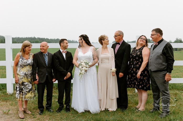 Wedding family photos. Rustic wedding photos. Mariage à l'Orée des Champs. Photographe de mariage au Saguenay-Lac-Saint-Jean. Saguenay photographer. Saguenay wedding.