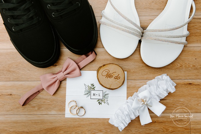 Simple wedding flat lay with shoes, invitations, rings and bow tie. Mariage à l'Orée des Champs. Photographe de mariage au Saguenay-Lac-Saint-Jean. Saguenay photographer. Saguenay wedding.